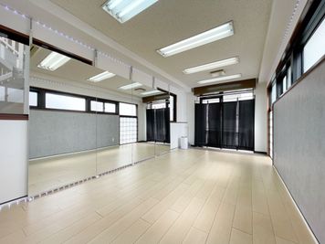 入口にパーティションを拡げていただければ、外を気にする事なく練習できます。  - ダンススタジオ【ＧｒｅｅｎＡｃe３】 千葉駅ダンススタジオ【ＧｒｅｅｎＡｃｅ３】の室内の写真