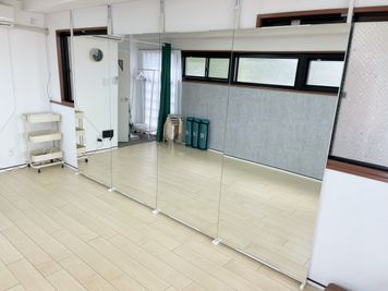 全身ミラー(80×180) ×4枚 
※鏡には、寄りかからないようにお願いいたします。 - ダンススタジオ【ＧｒｅｅｎＡｃe３】 千葉駅ダンススタジオ【ＧｒｅｅｎＡｃｅ３】の設備の写真