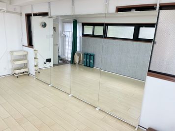 全身ミラー(80×180) ×4枚 
※鏡には、寄りかからないようにお願いいたします。 - ダンススタジオ【ＧｒｅｅｎＡｃe３】 千葉駅ダンススタジオ【ＧｒｅｅｎＡｃｅ３】の設備の写真