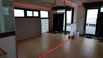 LEDでレッドの照明にしたときのイメージです。リモコンで操作できます。 - ダンススタジオ【ＧｒｅｅｎＡｃe３】 千葉駅ダンススタジオ【ＧｒｅｅｎＡｃｅ３】の室内の写真