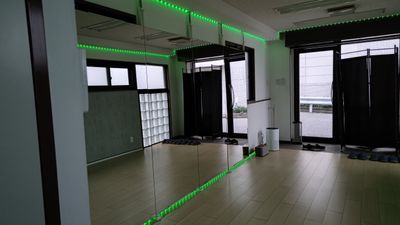 LEDでグリーンの照明にしたときのイメージです。リモコンで操作できます。 - ダンススタジオ【ＧｒｅｅｎＡｃe３】 千葉駅ダンススタジオ【ＧｒｅｅｎＡｃｅ３】の室内の写真