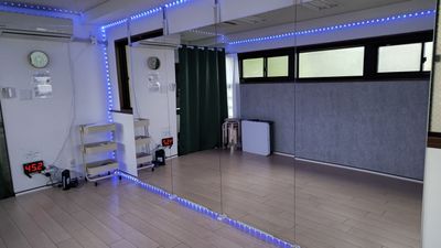 LEDでブルーの照明にしたときのイメージです。リモコンで操作できます。 - ダンススタジオ【ＧｒｅｅｎＡｃe３】 千葉駅ダンススタジオ【ＧｒｅｅｎＡｃｅ３】の室内の写真