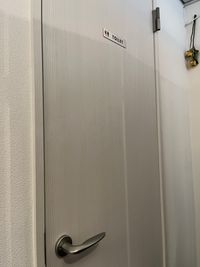 トイレの扉です - ボディケアサロン「アロマの風」 【完全個室】レンタルベッド（整体・フェイシャル・エステ・脱毛）の室内の写真