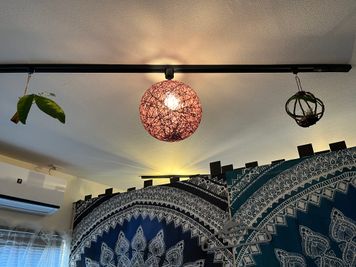 天井にも可愛いライト、観葉植物があります - ボディケアサロン「アロマの風」 【完全個室】レンタルベッド（整体・フェイシャル・エステ・脱毛）の室内の写真