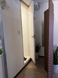 ついたての裏には白を基調とした洋式トイレがあります - ボディケアサロン「アロマの風」 【完全個室】レンタルベッド（整体・フェイシャル・エステ・脱毛）の室内の写真