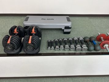 ダンベル、ステップボード - レンタルトレーニングスタジオRentre レンタルトレーニングスタジオRentre【2Fスペース】の設備の写真