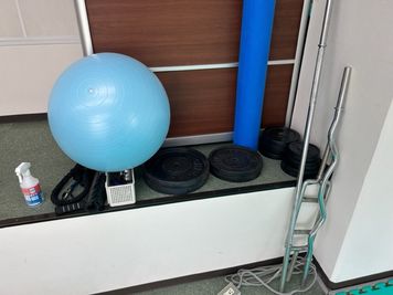 バランスボール、ストレッチポール、バーベルなど！ちょっとしたパーソナルトレーニングも出来ます！ - レンタルトレーニングスタジオRentre レンタルトレーニングスタジオRentre【2Fスペース】の設備の写真