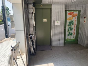 まずは、受付４Fへお越しください。 - レンタルトレーニングスタジオRentre レンタルトレーニングスタジオRentre【2Fスペース】の入口の写真