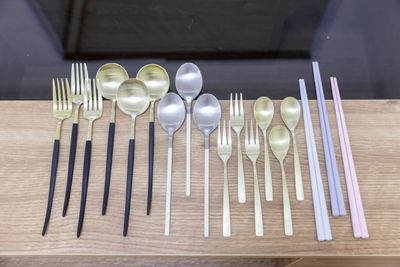 スプーン、フォーク、箸 - シュシュ天満パーティ🎂女子会💕ママ会✨デート❤️ 💕シュシュ天満✨1~7名様専用誕生日会✨推し活✨ママ会の室内の写真