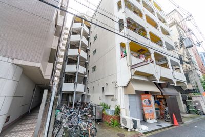 建物左の階段からお上がりください - シュシュ天満パーティ🎂女子会💕ママ会✨デート❤️ 💕シュシュ天満✨1~7名様専用誕生日会✨推し活✨ママ会の室内の写真