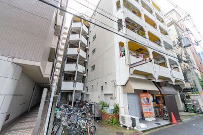 建物左の階段からお上がりください - シュシュ天満パーティ🎂女子会💕ママ会✨デート❤️ 最大50％割💕シュシュ天満✨1~7名様専用誕生日会✨推し活✨の室内の写真