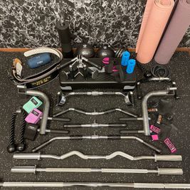 アタッチメント類や備品を豊富に取り揃えております。 - MARO'S GYM〜まろじむ〜 レンタルジムの設備の写真