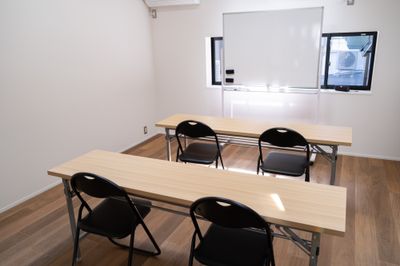 セミナーや会議、各種座学にも便利なホワイトボード1台、長テーブル4台、パイプ椅子15脚 - レンタルスペース doué / どうえ レンタルスタジオスペースの設備の写真