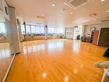 スタジオ内は約60㎡。最大20名様でご利用いただけます。広々としたスタジオ内は、ぬくもりを感じられる色合いのフローリングです。 - 【犬山遊園 徒歩1分】レンタルスタジオゆき 【📣料金改定】犬山遊園駅1分【ダンスができるレンタルスペース】の室内の写真