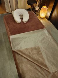 施術ベッド。不織布シート（無料）をかけてお使いください。ご使用後はそのまま置いて帰って頂いて結構です。 - 和蒸（わーむ） New【武蔵小金井駅1分】路面　プライベートサロン、エステ、整体の設備の写真
