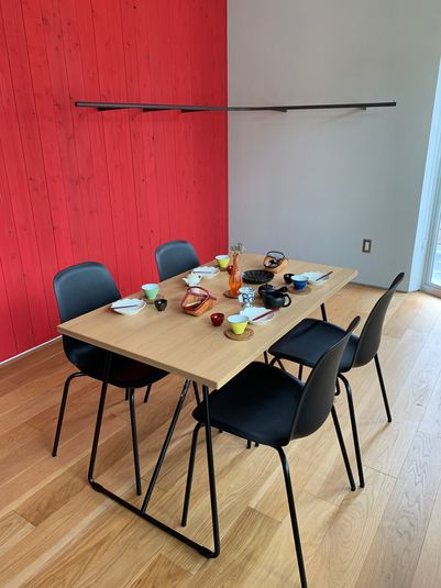 4人掛けの椅子とテーブルは無料で貸し出ししています。(テーブルの茶器はイメージです) - なし Rental Space本山　期間限定7月末までの室内の写真