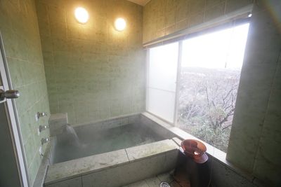伊豆石造りのお風呂からの景色も楽しめます - iHouse あたみんち オーシャンビューの一軒家貸し別荘の設備の写真