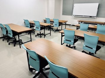 3名ずつ着席で最大18名座れます。（オフィスチェア12脚＋補助椅子6脚） - 熊本水道町ミーティングスペース 貸し会議室・レンタルスペース（セミナー・商談・リモート・面接）の室内の写真