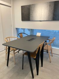 4人掛け作業テーブル（1600×900） - mado 自然光の入るレンタルワークスペースの設備の写真