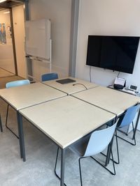 自由にレイアウト可能な作業テーブル（750×750　計4台） - mado 自然光の入るレンタルワークスペースの設備の写真