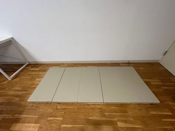 【スポーツマット】
190×80×3cm
折りたたみ式　／　色：ライトグレー - BPstudio 撮影スタジオ・貸しスペースの設備の写真