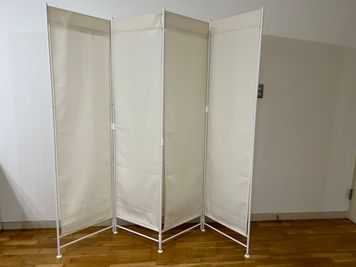 【パーション（白い布）】
高さ175××横200cm(一区切50cm ×4) - BPstudio 撮影スタジオ・貸しスペースの設備の写真