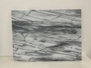 【大理石台】
幅400×奥行300×高さ25mm
※こちらの備品は「メッセージ」にて、事前リクエストをお願いします。
 - BPstudio 撮影スタジオ・貸しスペースの設備の写真