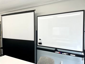 ホワイトボード、スクリーン有り - 西新宿レンタル会議室｜16名迄OK ボドゲ最適👾新宿駅4分｜軽食｜24h｜会議・セミナー [13]の室内の写真