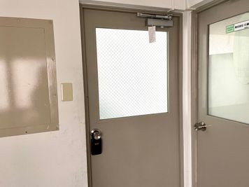 扉の入り口にキーボックスがあります。 - 西新宿レンタル会議室｜16名迄OK ボドゲ最適👾新宿駅4分｜軽食｜24h｜会議・セミナー [13]の入口の写真