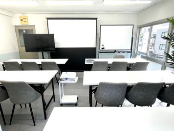 【新宿・西新宿】最大17名｜人気No.1レンタル会議室！プロジェクター・大型モニター・ホワイトボード完備で、セミナー・研修・勉強会・説明会に最適 - 西新宿レンタル会議室｜16名迄OK ボドゲ最適👾新宿駅4分｜軽食｜24h｜会議・セミナー [13]の室内の写真
