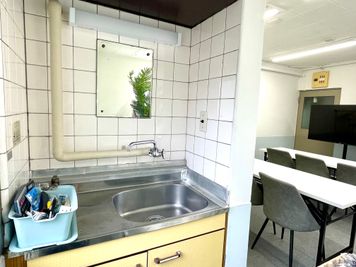 ドリンクの準備もOK！流し台完備で、長時間利用や撮影時の一息にも◎ - 西新宿レンタル会議室｜16名迄OK ボドゲ最適👾新宿駅4分｜軽食｜24h｜会議・セミナー [13]の室内の写真