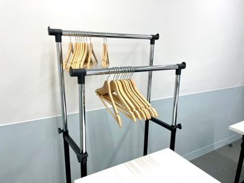 コートやジャケットを掛けられるハンガーラック付き。季節を問わず快適にご利用いただけます。 - 西新宿レンタル会議室｜16名迄OK ボドゲ最適👾新宿駅4分｜軽食｜24h｜会議・セミナー [13]の設備の写真