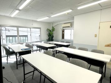 窓付きで換気・採光も抜群の快適スペース。
会議・ワークショップ・面接・試験対策講座にもおすすめです。 - 西新宿レンタル会議室｜16名迄OK ボドゲ最適👾新宿駅4分｜軽食｜24h｜会議・セミナー [13]の室内の写真