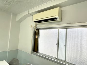 エアコン - 西新宿レンタル会議室｜16名迄OK ボドゲ最適👾新宿駅4分｜軽食｜24h｜会議・セミナー [13]の室内の写真