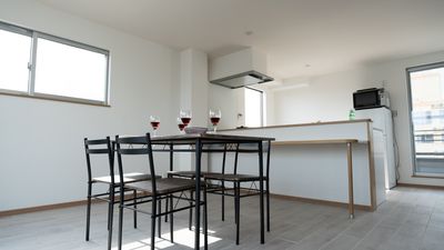 上階はキッチンとテーブルがあり、食材を持ち込んでお料理を楽しめます。 - レンタルスペース「IMAI」 キッチン付きパーティースペースの室内の写真