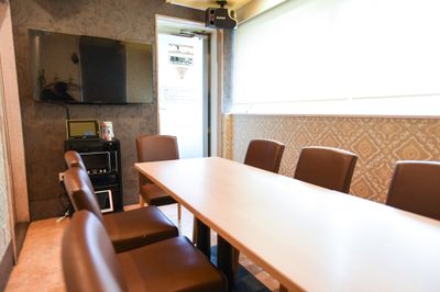 カラオケビッグエコー　西新宿センター店 《5～8名用》会議・打ち合わせ用ルーム【サイズM】の室内の写真