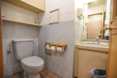 カラオケビッグエコー　西新宿センター店 《9～10名用》会議・打ち合わせ用ワークルーム【サイズL】の室内の写真