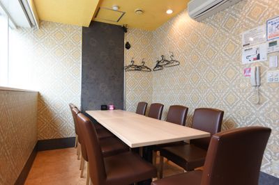 カラオケビッグエコー　西新宿センター店 《9～10名用》会議・打ち合わせ用ワークルーム【サイズL】の室内の写真