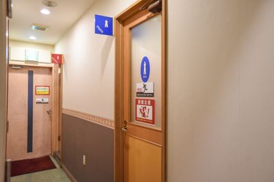 カラオケビッグエコー　西新宿センター店 《9～10名用》会議・打ち合わせ用ワークルーム【サイズL】の室内の写真