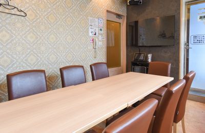 カラオケビッグエコー　西新宿センター店 《9～10名用》会議・打ち合わせ用ワークルーム【サイズL】の室内の写真