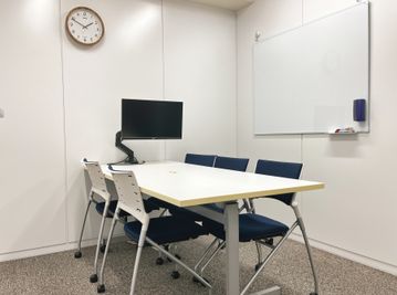 【銀座駅から徒歩2分・最大6名の会議室/Room2】当日予約OK！急なミーティングにも使える駅チカ会議室。フリードリンクあり - ウィズスクエア・GLOXIA銀座店