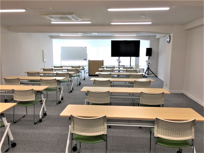 2名掛け　スクール　28名。 - 【リロの会議室】錦糸町 【リロの会議室】錦糸町　５階会議室の室内の写真