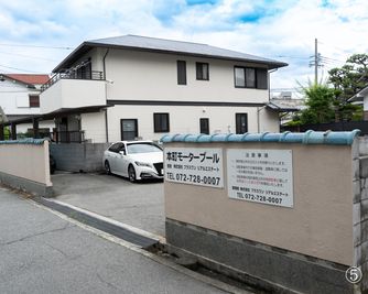 入って右奥の⑧に必ずお停めください。
※当駐車場での、事故・盗難等につきましては一切責任を負いません。 - 豊中レンタル撮影スタジオ 3Fスタジオの室内の写真