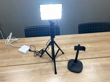 照明もあります！zoom会議に！ - レンタルスペースちとから 千歳烏山駅徒歩２分☆RoomA☆レンタルスペースちとからAの設備の写真