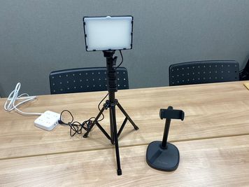 照明とスマホスタンド完備☆ - レンタルスペースちとから 千歳烏山駅徒歩２分☆RoomA☆レンタルスペースちとからAの設備の写真