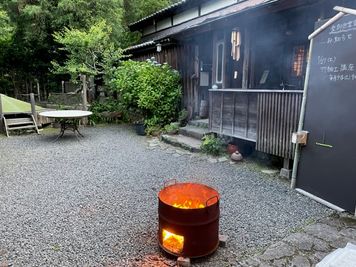 焚火又はコンロ - 楽創倶楽部 築100年余の古民家の屋外スペースの室内の写真
