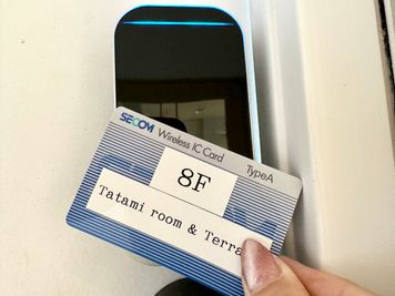 【ドアノブの上の電子錠（黒い機械）にカードキーをかざし、ドアを開けて中にお入りください。】 - INBOUND LEAGUE 2階 FUJIの入口の写真