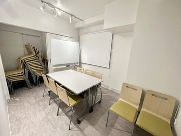 【シアター形式用の椅子はKOTOのお部屋奥に収納されています。】 - INBOUND LEAGUE 【運営終了】2階 FUJIの設備の写真