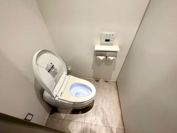 【お手洗いは男女共用2ヵ所です】 - INBOUND LEAGUE 2階 FUJIの設備の写真