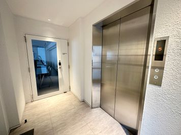 【2階でエレベーターを降りてすぐ右に「Conference」と書かれた扉があります。そこが会議室入口です。】 - INBOUND LEAGUE 2階 BIWAの入口の写真